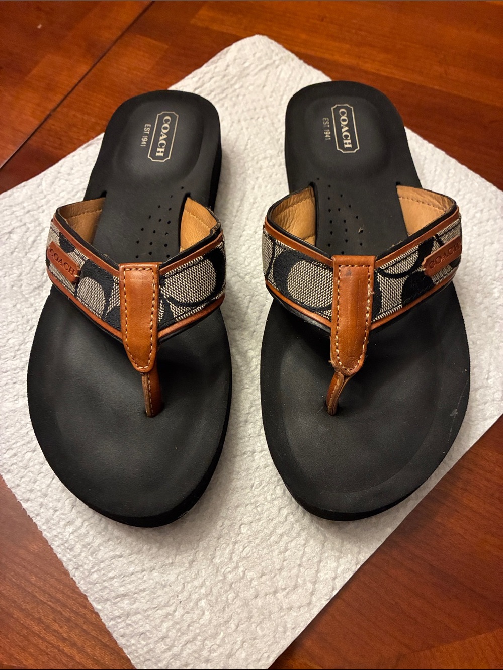 COACH. Women’s Black Footbed with Brown Signature Canvas Thong Sandals. Size 6.5
